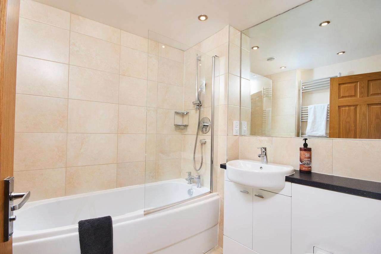 Striking Monroe Suite! Bath Exteriér fotografie